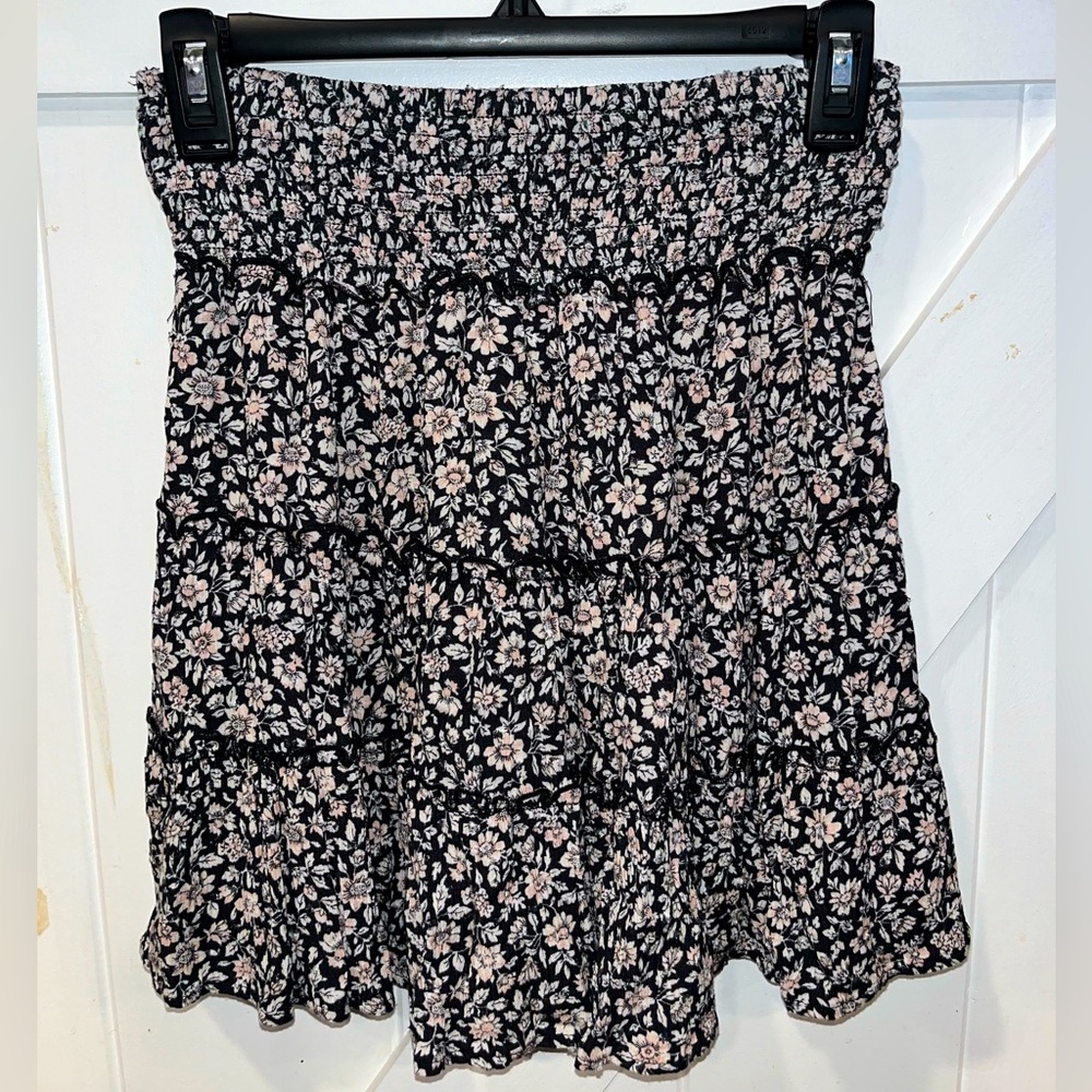 American Eagle Outfitters Women’s XS Black and White Floral Flowy Skirt